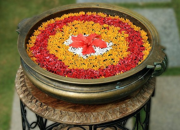 çiçeklerle modern rangoli tasarımları