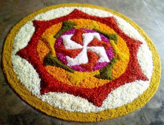 Swastik' Şekli Çiçek Rangoli Tasarımı