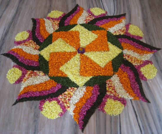 Simetriška kvadrato formos gėlė Rangoli