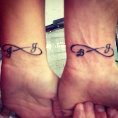 „Infinity Initials“ tatuiruotės moterims