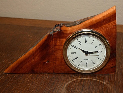 Rankų darbo medinio stalo laikrodžio dizainas