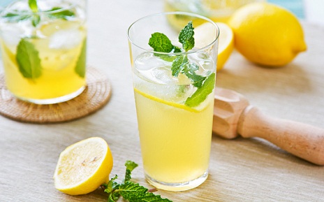 Patarimai, kaip sumažinti pilvo riebalus- citrinų sultys
