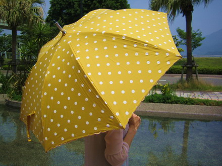 Šukuotais taškuotais skėčiais