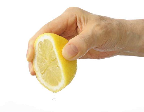 koyu halkalar için limon
