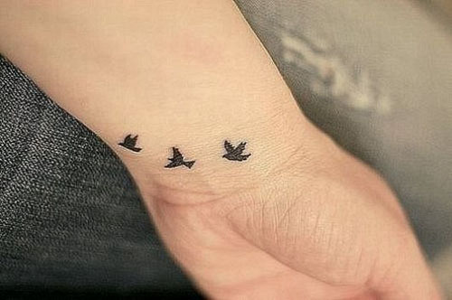 paukščių riešo tatuiruotės mergaitėms