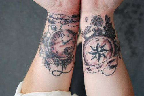 „Stop“ laikrodis ir kompaso riešo tatuiruotė