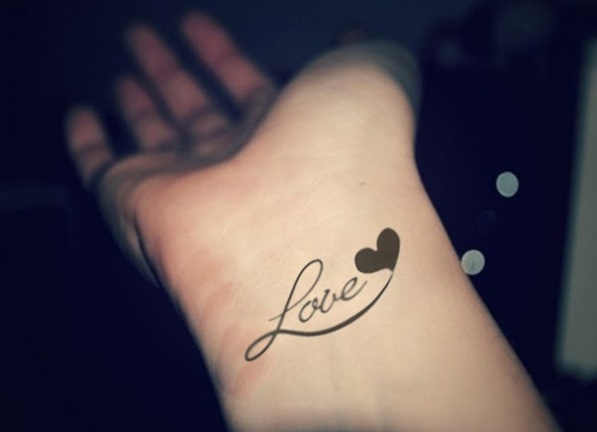 Meilės tatuiruotės ant riešo