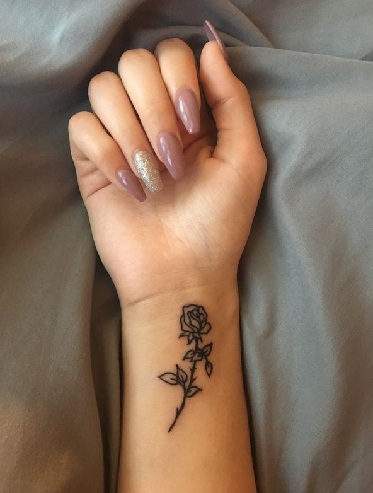 Rožių tatuiruotės ant riešo