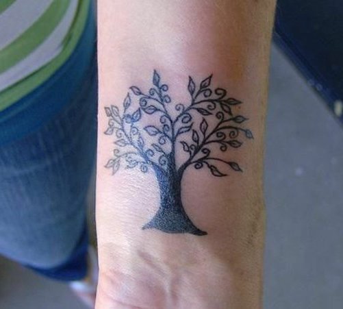 Medžio tatuiruotė ant riešo moterims