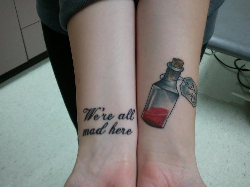 Mielos frazės tatuiruotė ant riešų