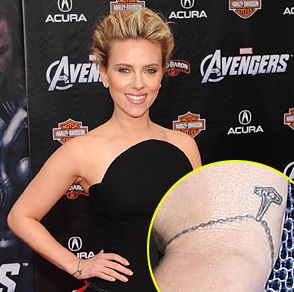 Scarlett Johansson tatuiruotės skirtingose ​​vietose