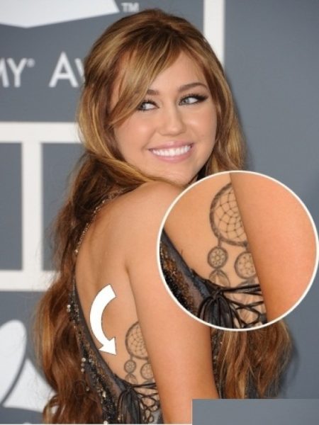 Miley Cyrus Dövmelerini Gösteriyor