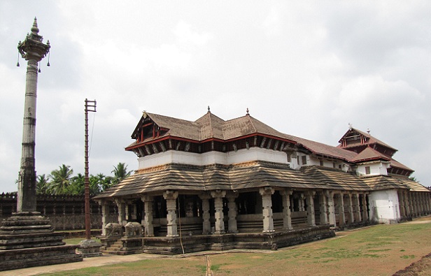 tūkstantis stulpų-jain-šventykla_mangalore-turistinės vietos