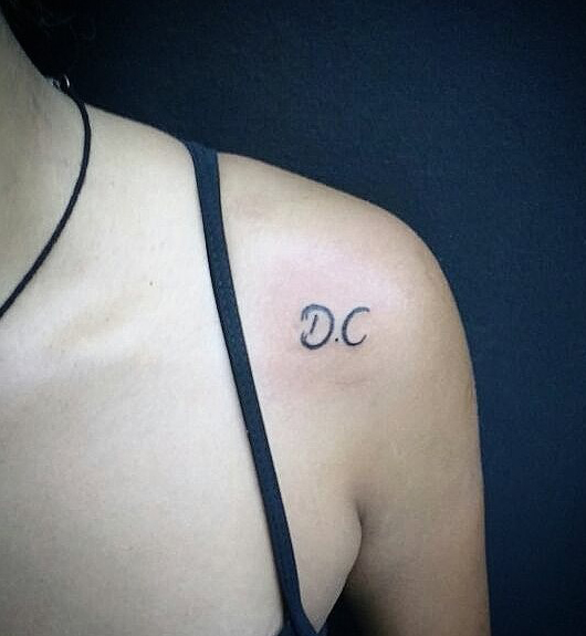 D ir C tatuiruotė ant peties