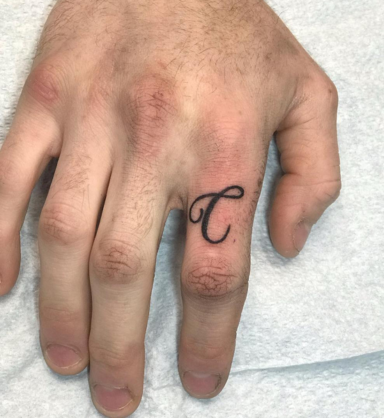 Piršto C raidės tatuiruotė