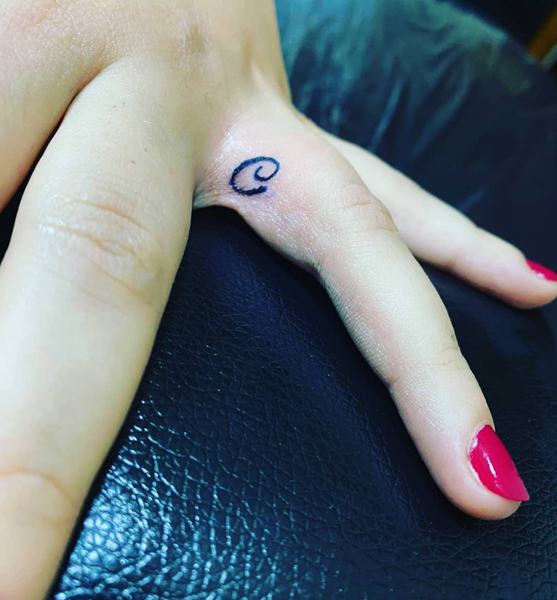 Žiedinio piršto C raidės tatuiruotė