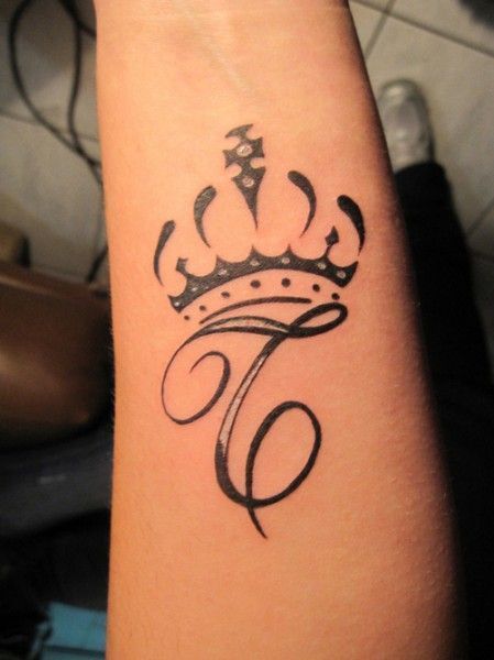 „Royal C“ raidės tatuiruotė ant rankos