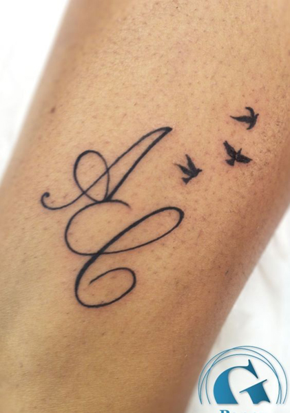A ir C tatuiruotė su dviem paukščiukais
