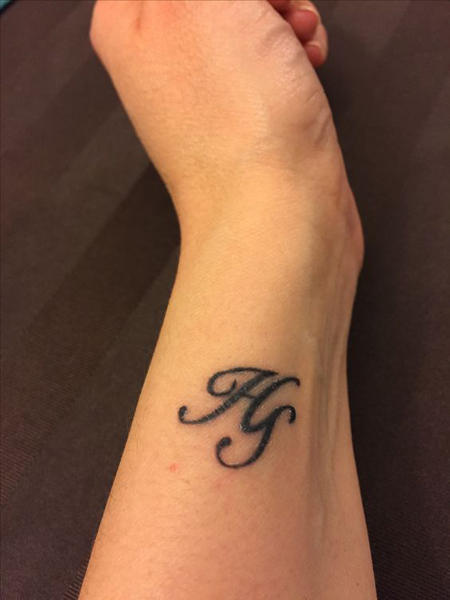 H raidės tatuiruotė ant rankos