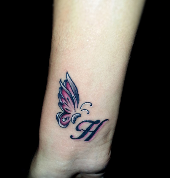 H tatuiruočių menas su drugeliu
