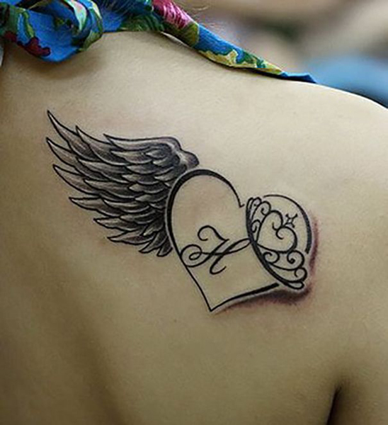 H raidės tatuiruotė su sparnais ir karūna