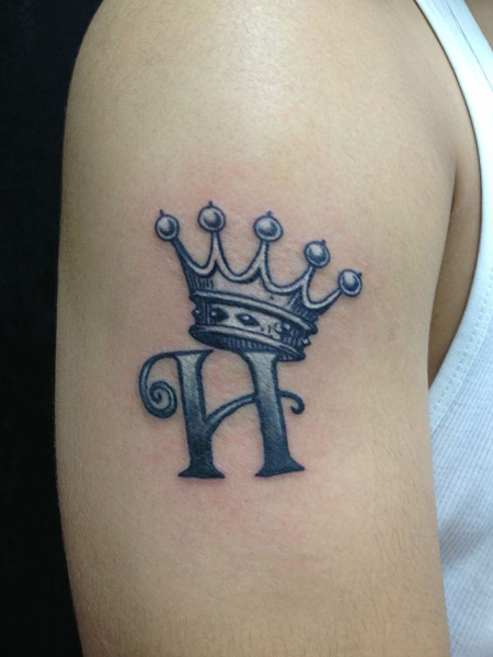„Royal H Tattoo“ dizainas