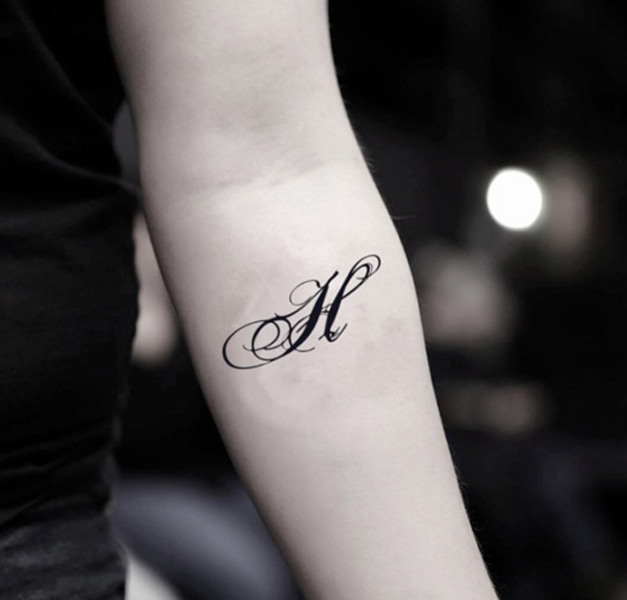 Stilingas H pradinis tatuiruotės dizainas
