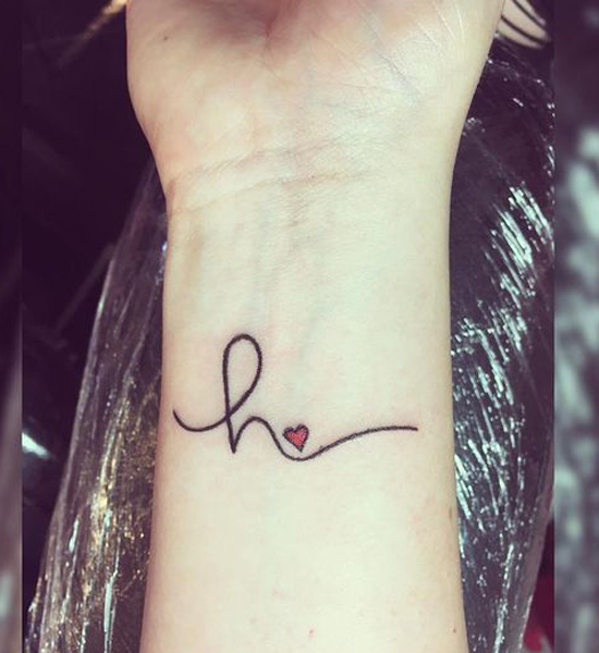 H raidės tatuiruotė raudona širdimi