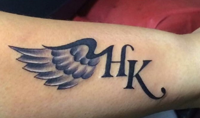 H ir K raidžių tatuiruotės su sparnais
