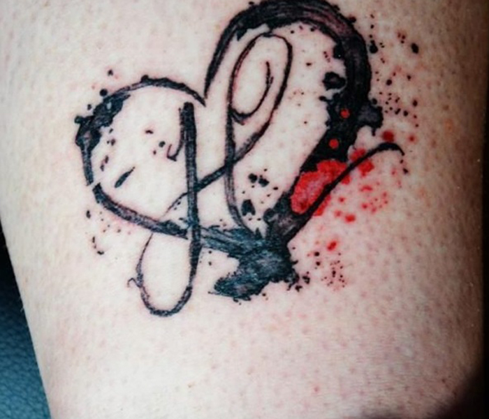 Rustic H abėcėlės tatuiruotė