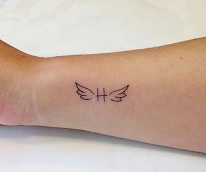 Skraidančios H raidės tatuiruotė