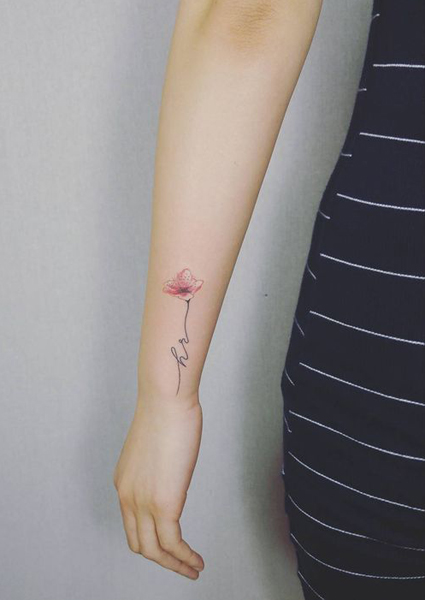H raidės tatuiruotė su gražia rožine gėle