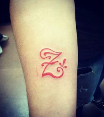 Spalvinga Z raidės tatuiruotė