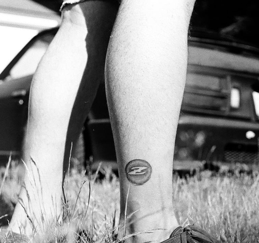 Z raidės prekės ženklo tatuiruotė ant kojos