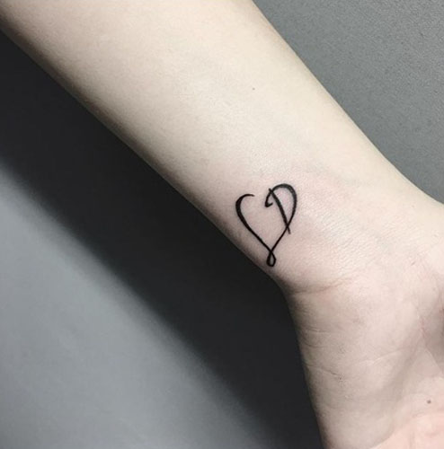 D raidė su širdies tatuiruotės dizainu