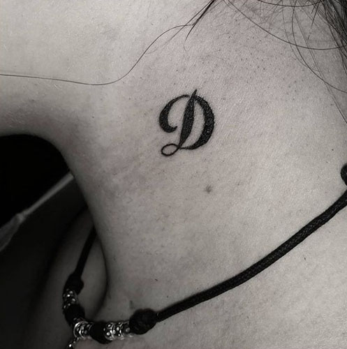 Bold D raidės tatuiruotės vaizdai