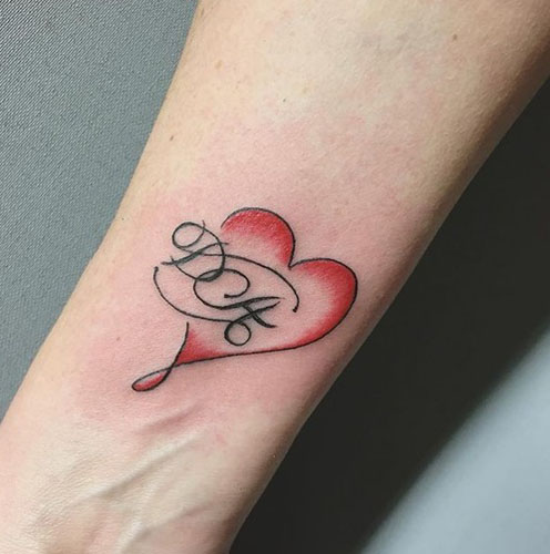 D raidės tatuiruotė su širdimi