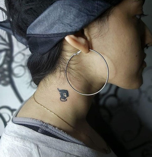 Maža raidė D tatuiruotė kaligrafiniame šrifte