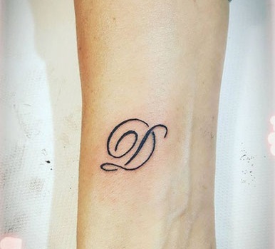 Stilinga D raidės tatuiruotė