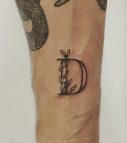 Gražus tatuiruotės raidės D dizainas su lapais