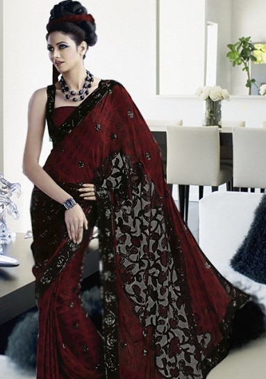 Tamsiai juoda ir raudona Saree