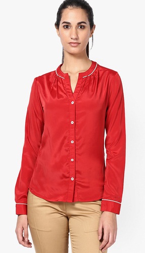 Raudoni marškiniai su kontrastiniu vamzdeliu