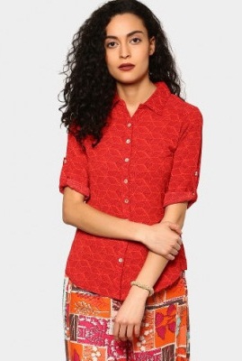 Naujausi raudoni marškinėliai moterims