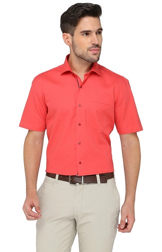 Šviesiai raudoni marškinėliai su pusiau rankovėmis