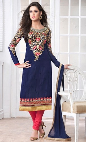 „Royal Blue Party“ dėvi pandžabišką Salwar Kameez