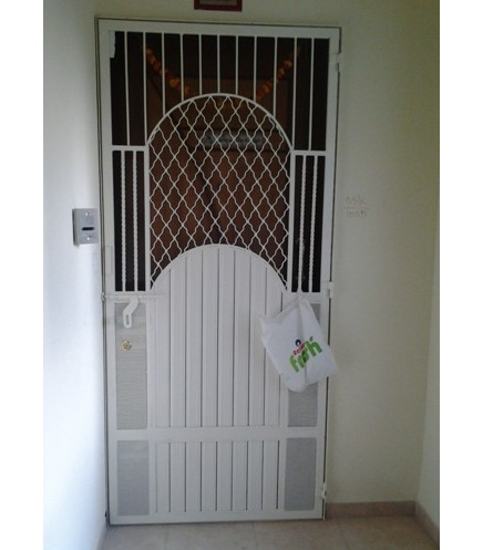 Saugos medinės durys su užraktu