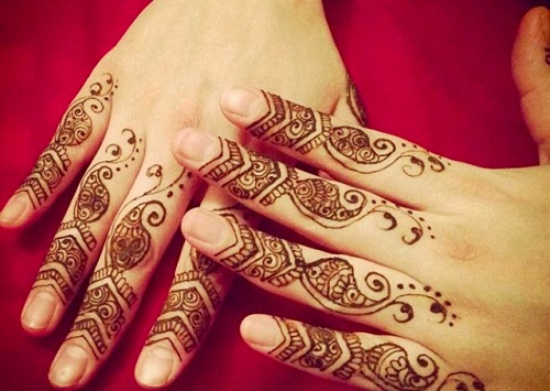 Paisleys Motif Finger Mehndi