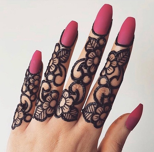 Elegantiškas pirštų Mehndi dizainas