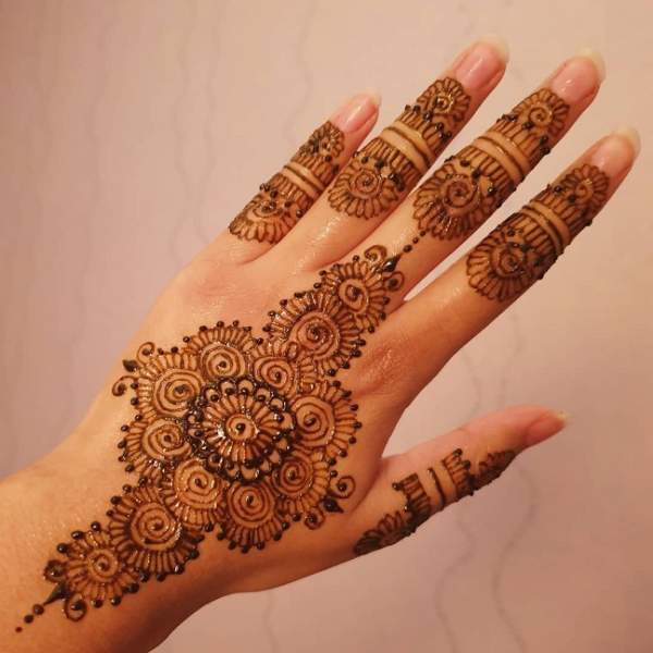 Gražus gėlių pirštų Mehndi dizainas