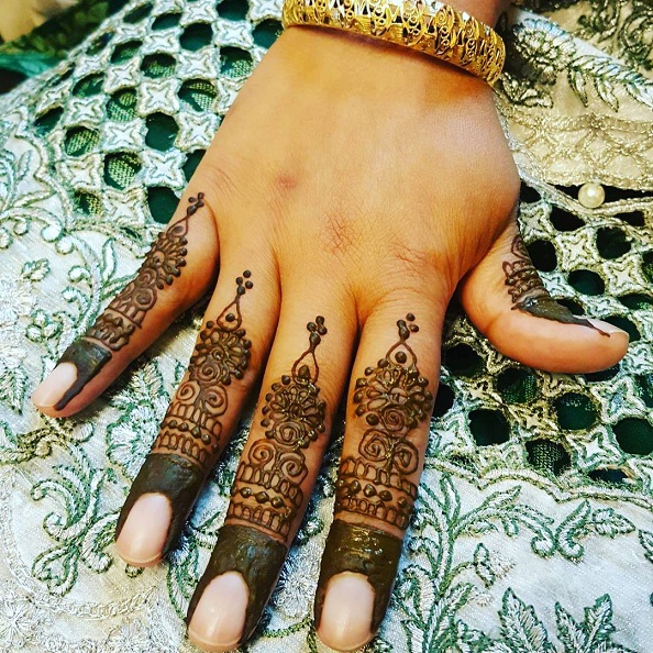 Parmak Mehndi Tasarımı